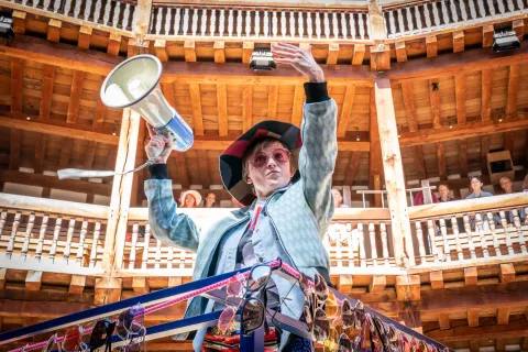 Globe: Зимняя сказка — кадр 5