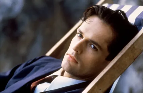 Очки в золотой оправе — кадр 7